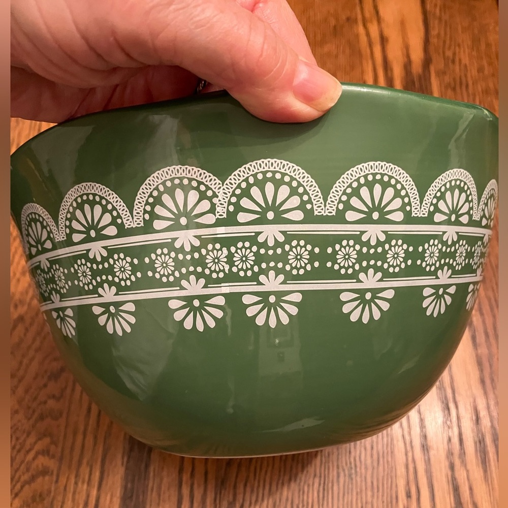 Pioneer Woman 9” Serving Mixing Bowl Scalloped Rim, Green. dishwasher/micro safe